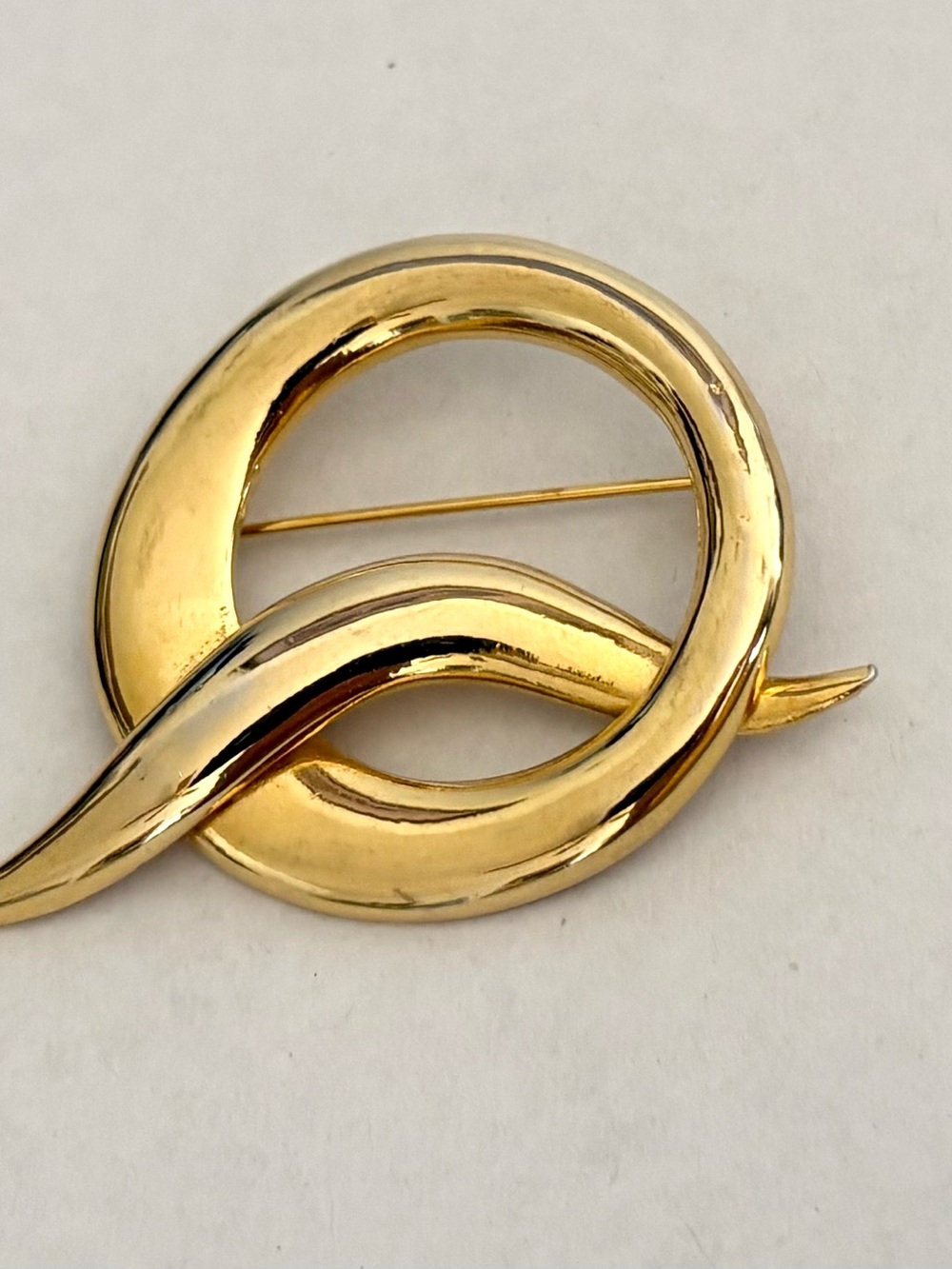 Vintage Gold-Tone Swirl Brooch Pin - Elegant Women’s Jewelry